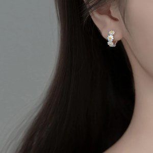 NEW Silver Daisy Flower Hoop Earrings